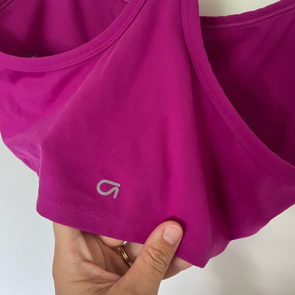 Very flattering sports bra from Gap - Picture 3 of 6
